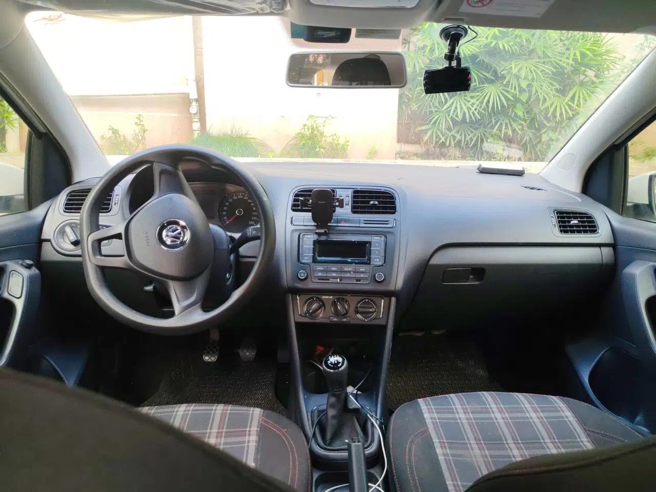 Volkswagen Polo 2016 1.4L Manual Fashion Model — миниатюра 9