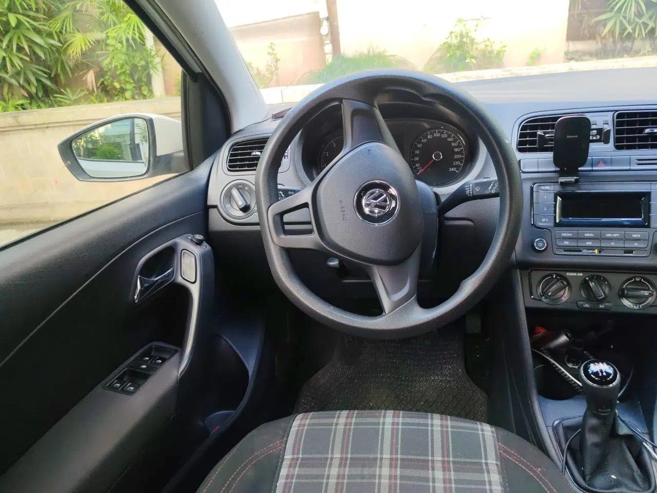 Volkswagen Polo 2016 1.4L Manual Fashion Model — миниатюра 10
