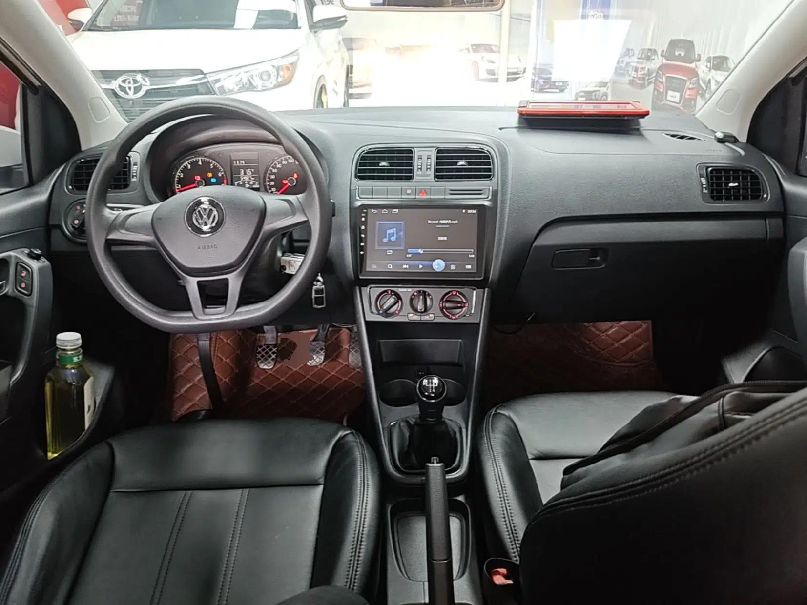 Volkswagen Polo 2016 1.4L Manual Fashion Model — миниатюра 12