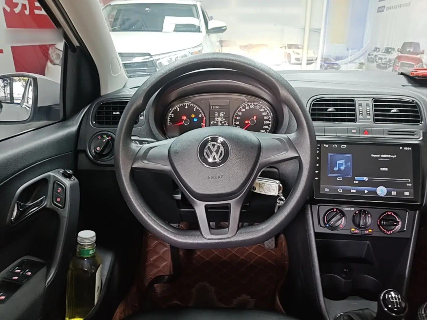 Volkswagen Polo 2016 1.4L Manual Fashion Model — миниатюра 13