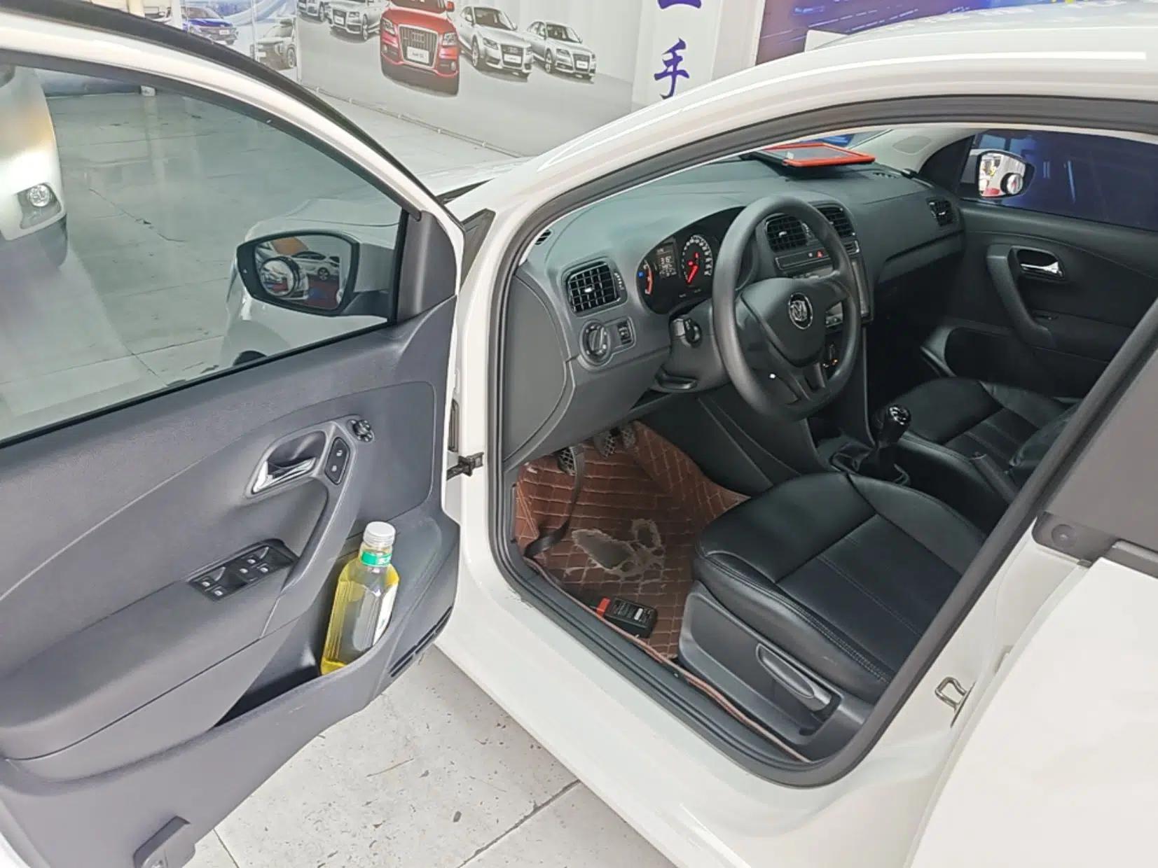 Volkswagen Polo 2016 1.4L Manual Fashion Model — миниатюра 18