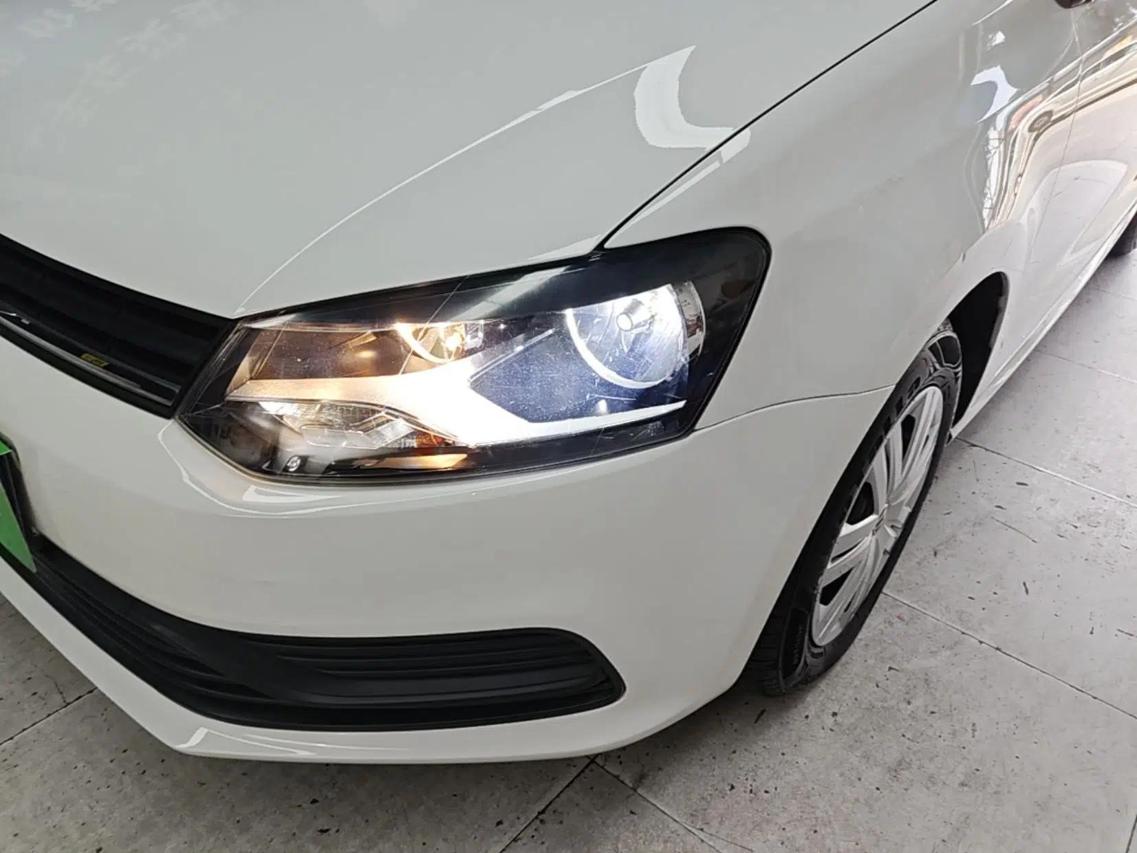 Volkswagen Polo 2016 1.4L Manual Fashion Model — миниатюра 8