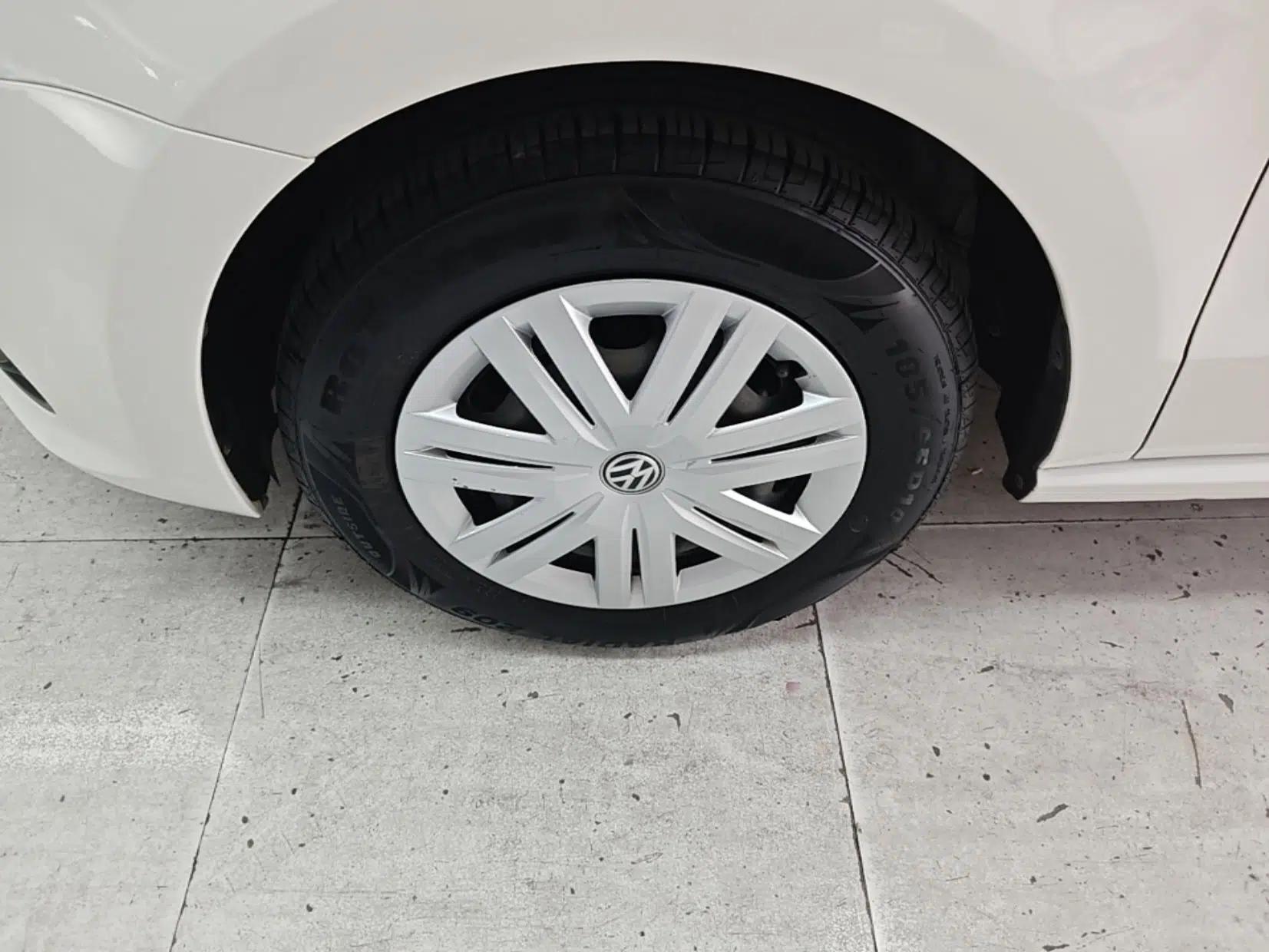 Volkswagen Polo 2016 1.4L Manual Fashion Model — миниатюра 10