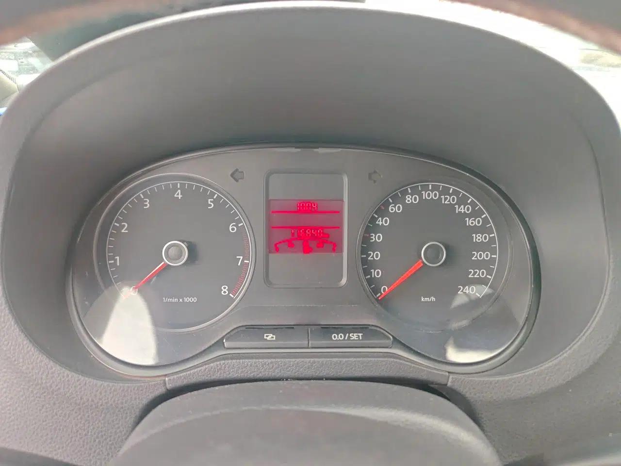 Volkswagen Polo 2013 1.6L Automatic Comfort Edition — миниатюра 11