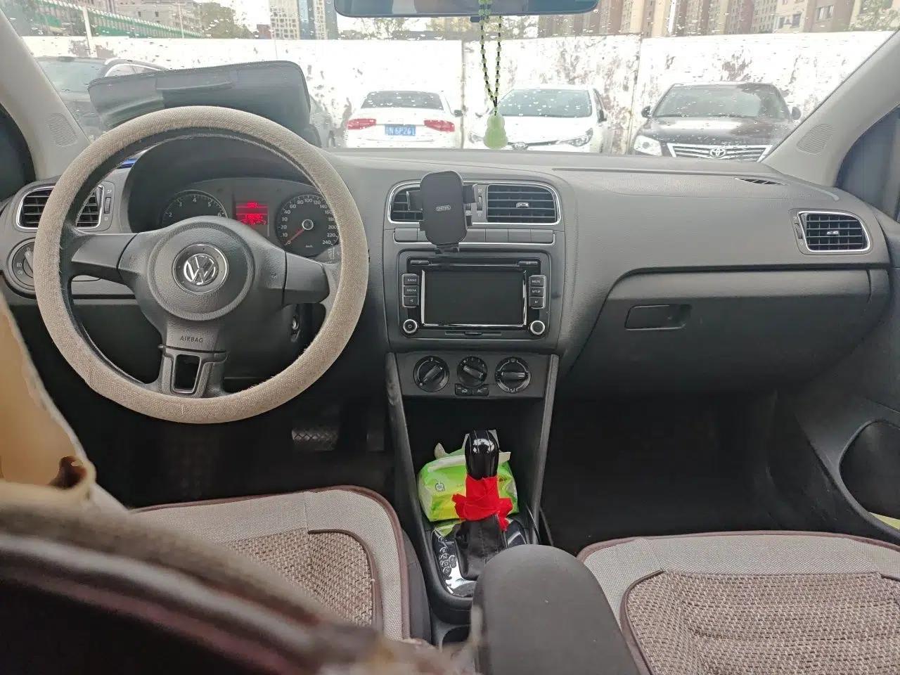 Volkswagen Polo 2013 1.6L Automatic Comfort Edition — миниатюра 9