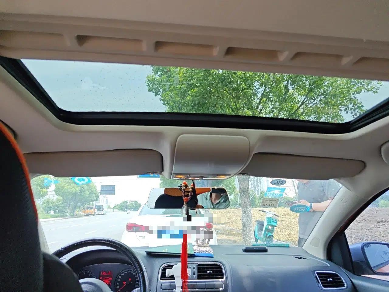 Volkswagen Polo 2012 1.6L Cross Polo Automatic Transmission — миниатюра 15