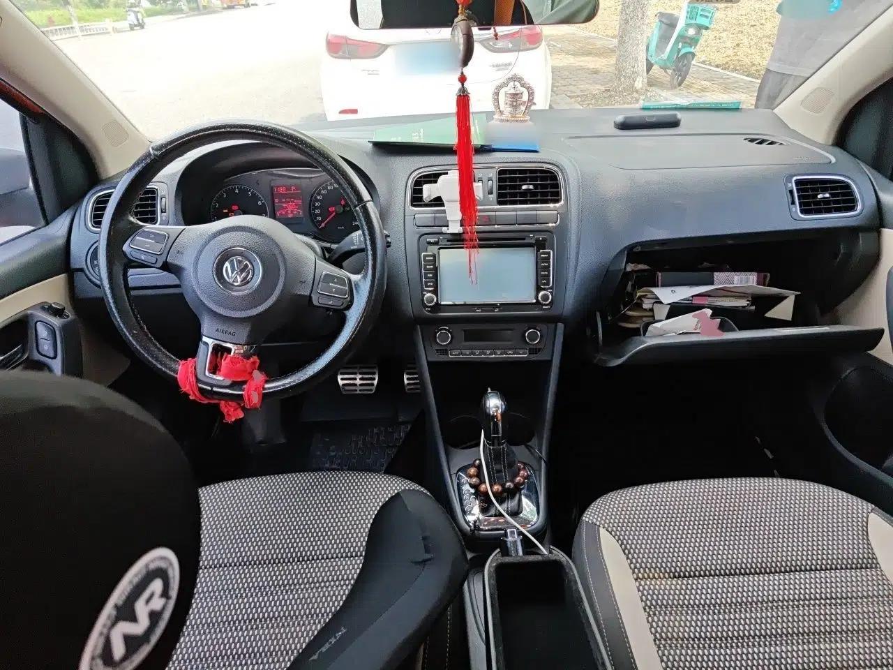 Volkswagen Polo 2012 1.6L Cross Polo Automatic Transmission — миниатюра 18