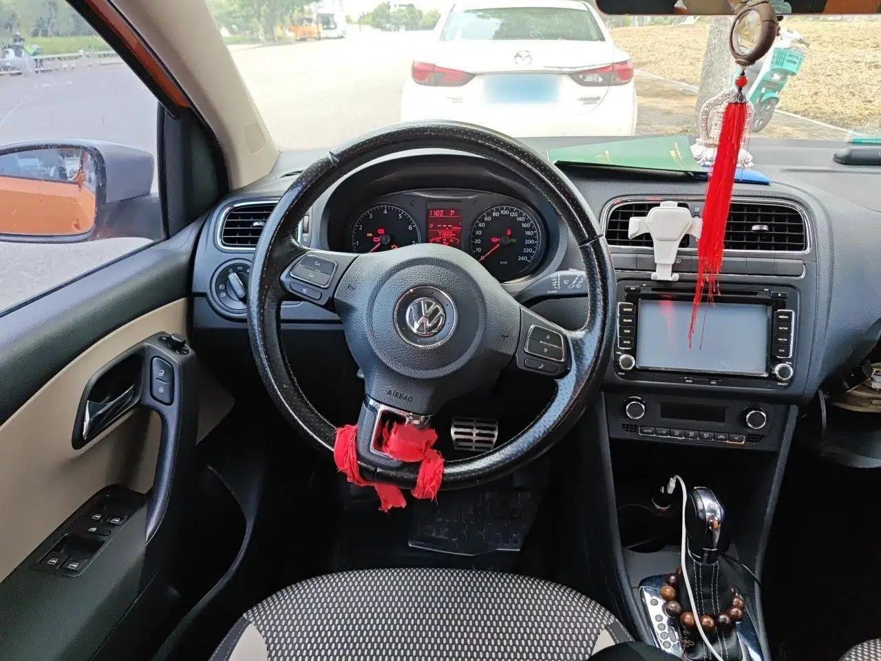 Volkswagen Polo 2012 1.6L Cross Polo Automatic Transmission — миниатюра 9