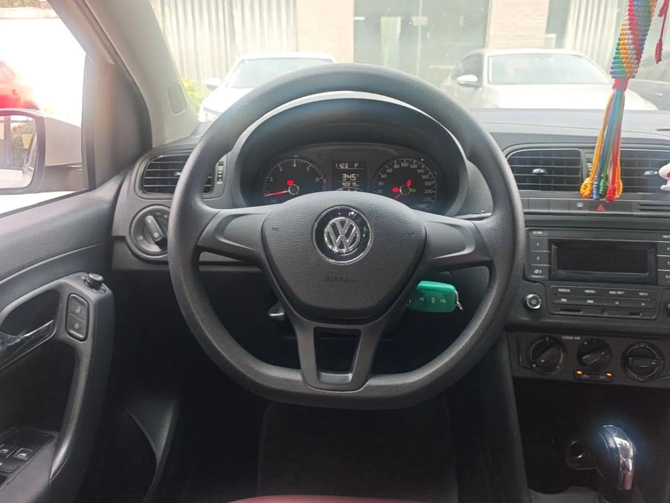 Volkswagen Polo 2016 1.4L Automatic Trendy Model — миниатюра 13