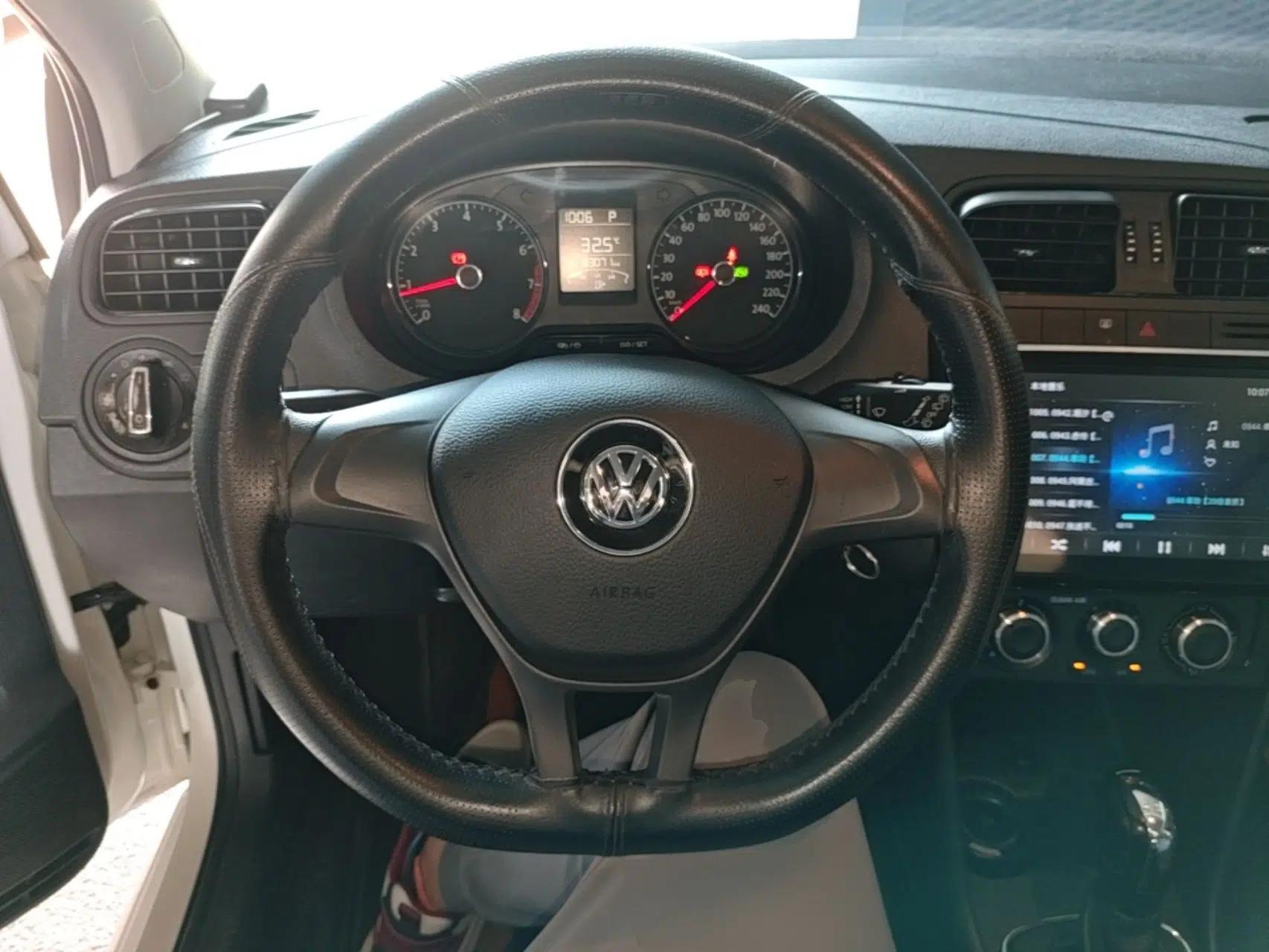 Volkswagen Polo 2016 1.4L Automatic Trendy Model — миниатюра 18