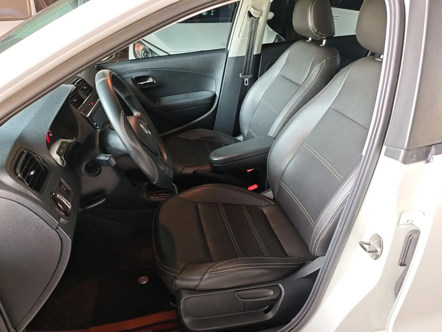 Volkswagen Polo 2016 1.4L Automatic Trendy Model — миниатюра 22