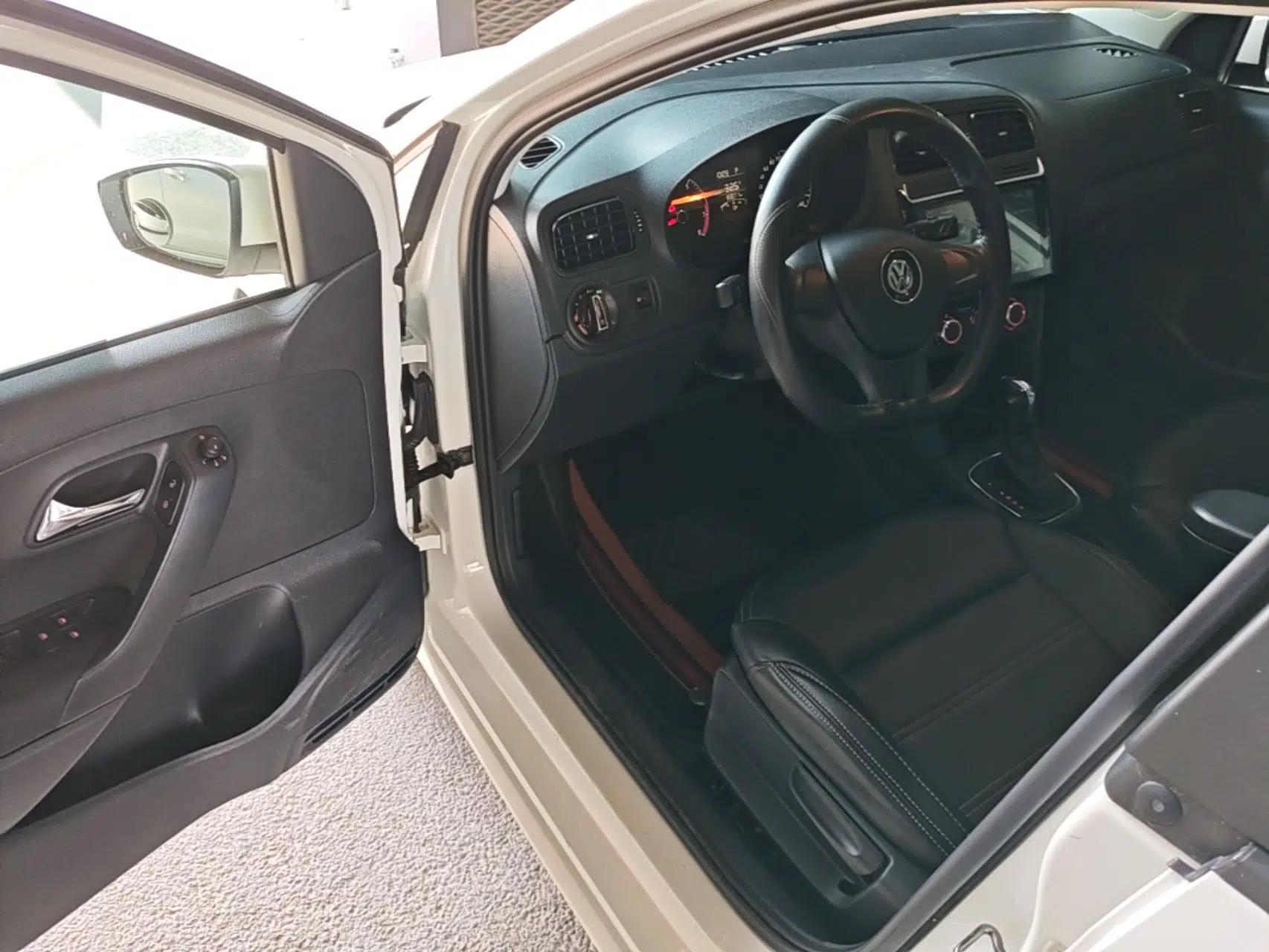 Volkswagen Polo 2016 1.4L Automatic Trendy Model — миниатюра 23
