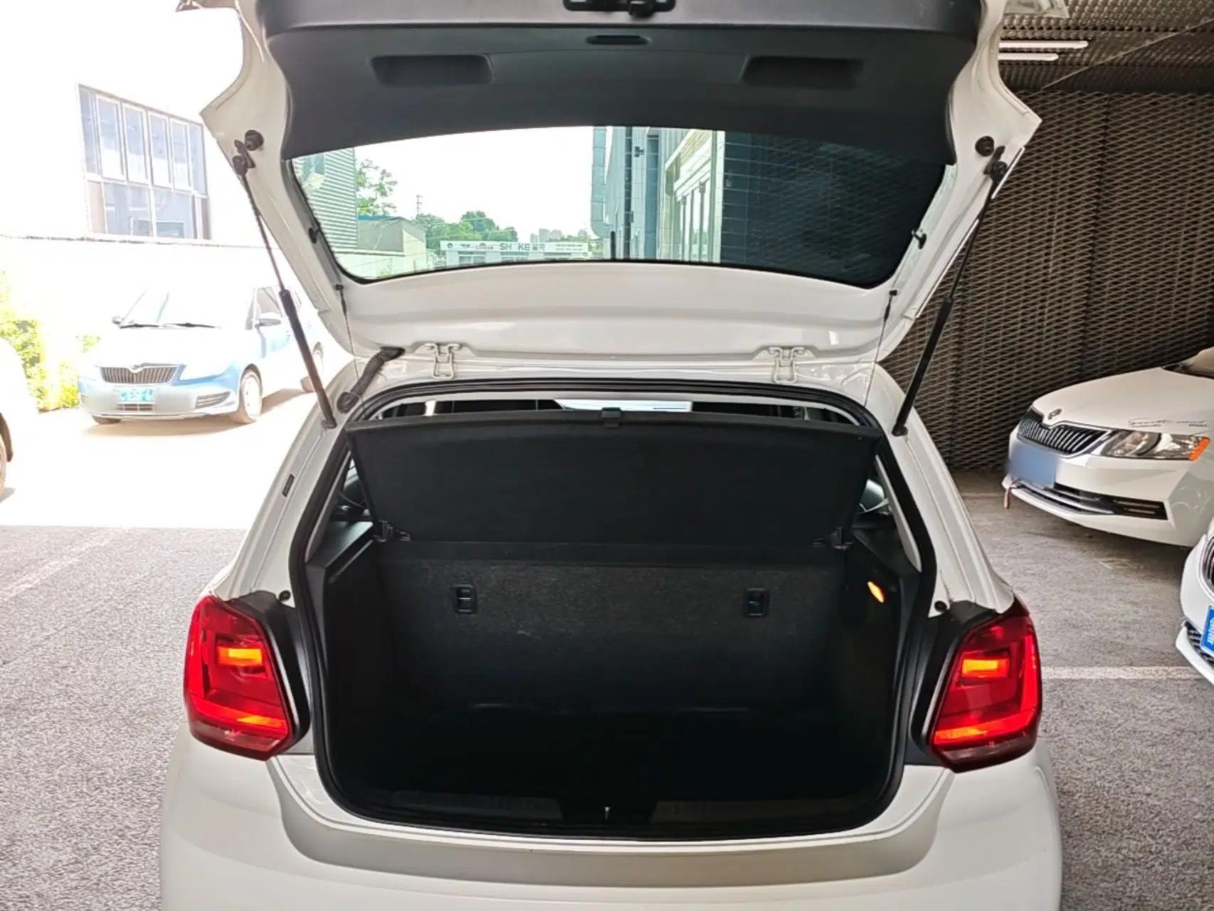 Volkswagen Polo 2016 1.4L Automatic Trendy Model — миниатюра 27