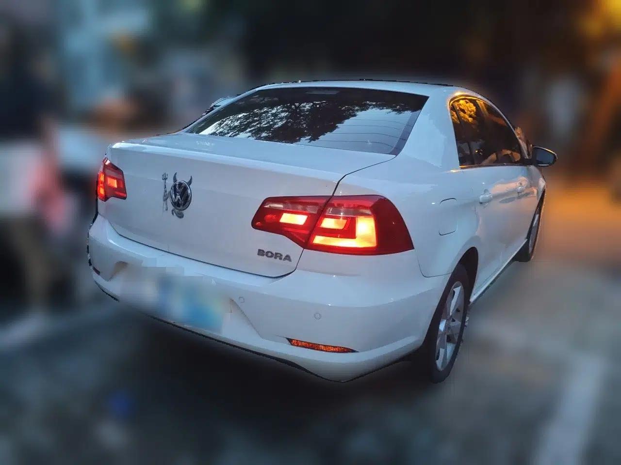 Volkswagen Bora 2014 1.6L Automatic Comfort Model — миниатюра 6