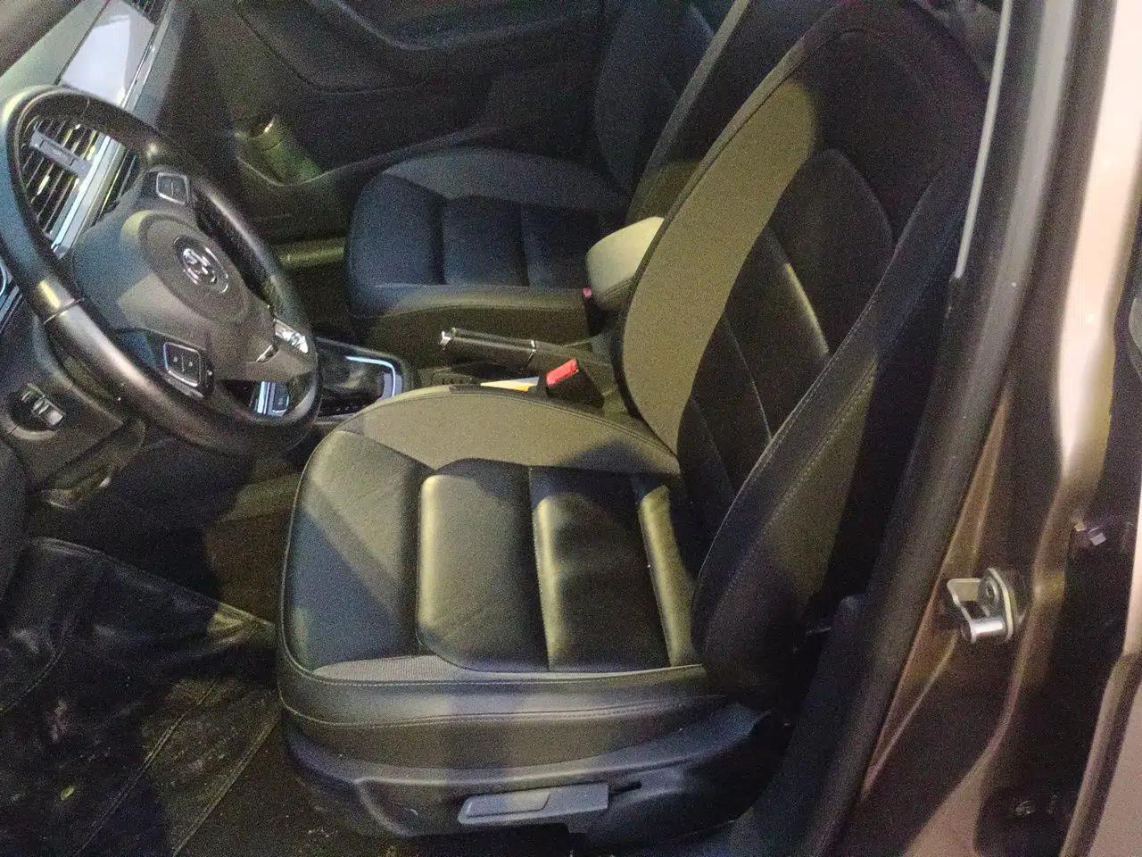 Volkswagen Bora 2015 Value Edition 1.6L Automatic Comfort Version — миниатюра 15