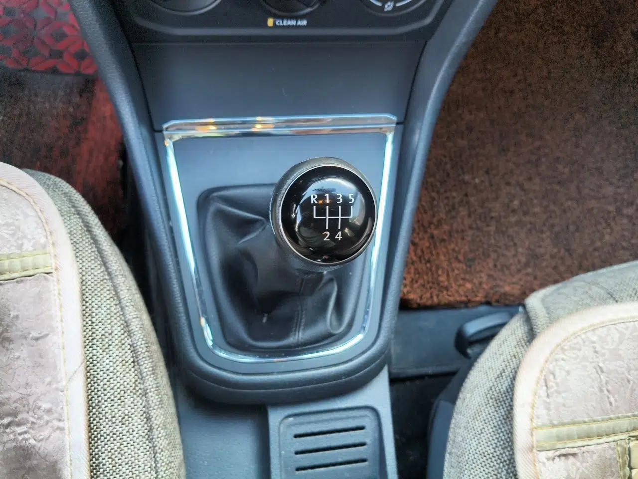 Volkswagen Bora 2017 1.6L Manual Fashion Model — миниатюра 11