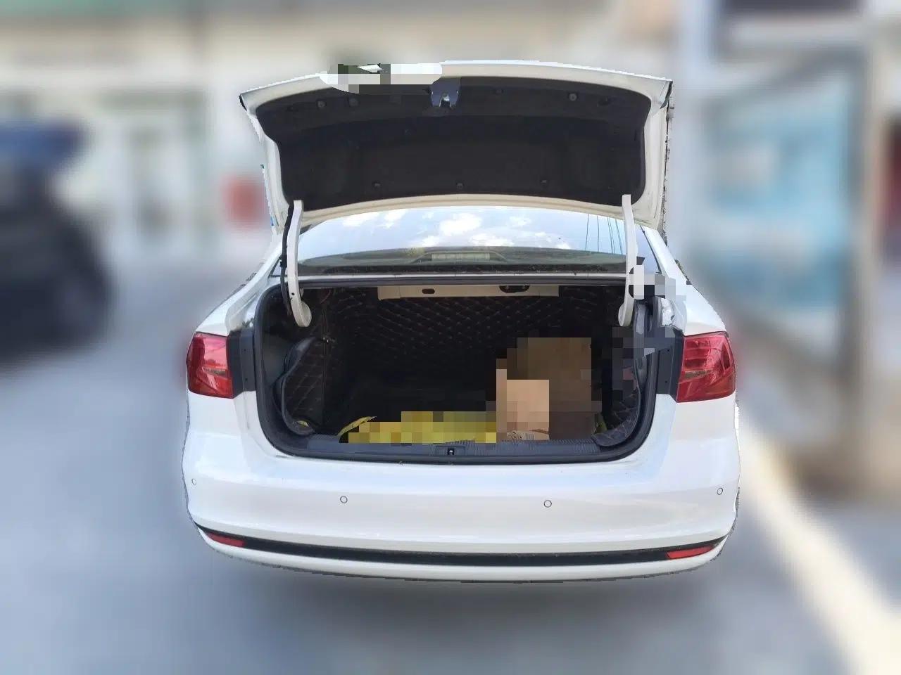 Volkswagen Bora 2017 1.6L Manual Fashion Model — миниатюра 16