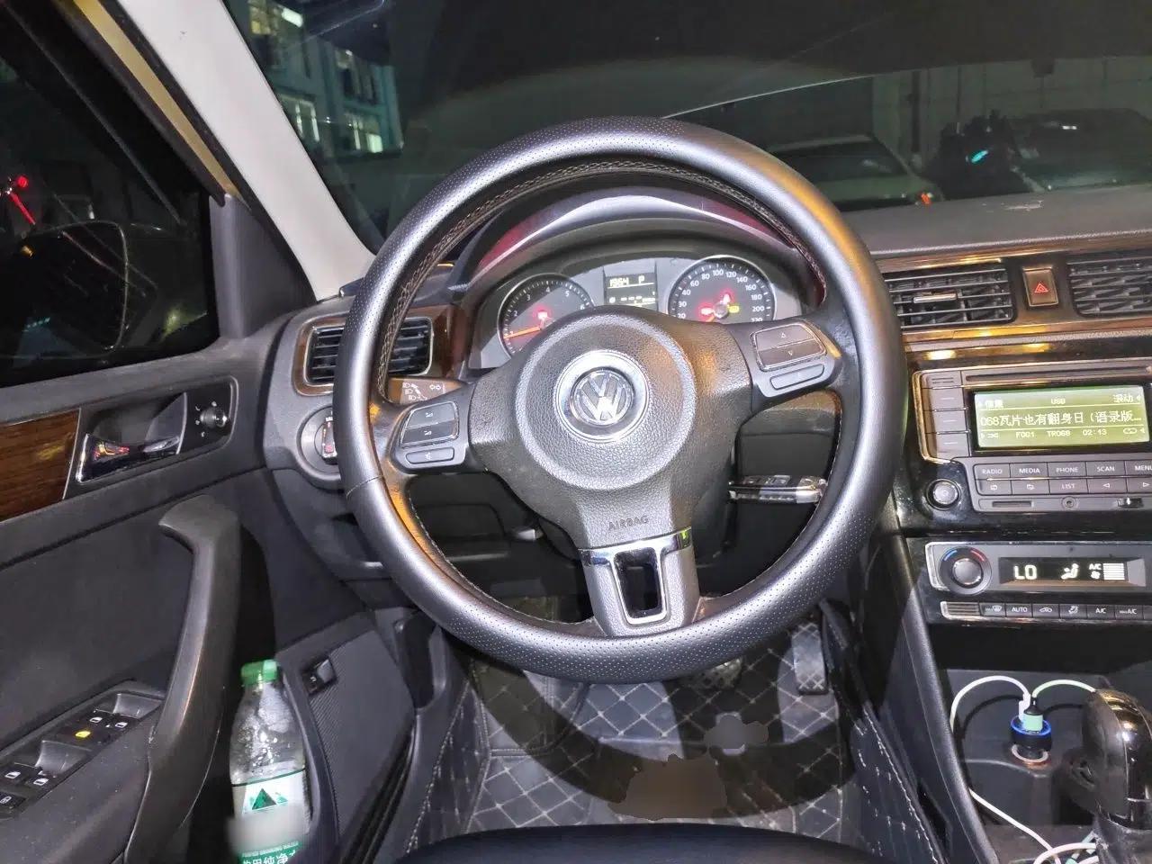 Volkswagen Santana 2013 1.6L Automatic Luxury Edition — миниатюра 10