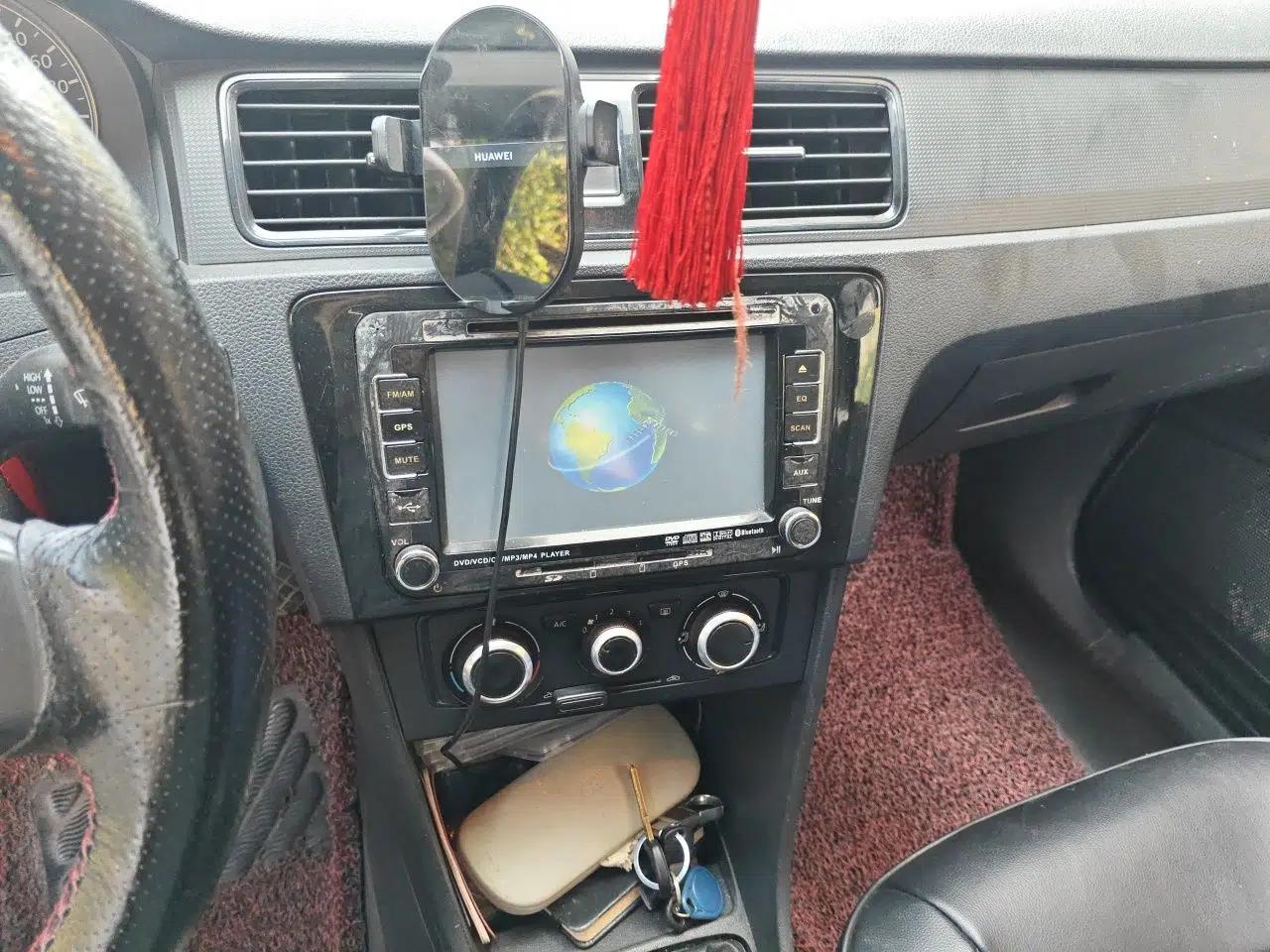 Volkswagen Santana 2013 1.6L Manual Fashion Edition — миниатюра 13
