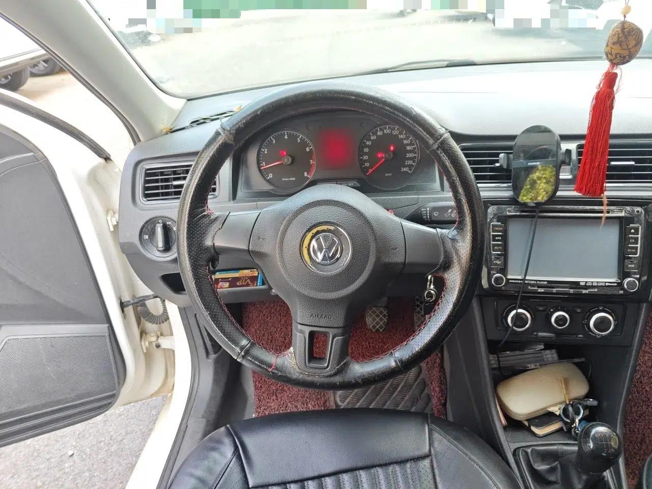 Volkswagen Santana 2013 1.6L Manual Fashion Edition — миниатюра 10