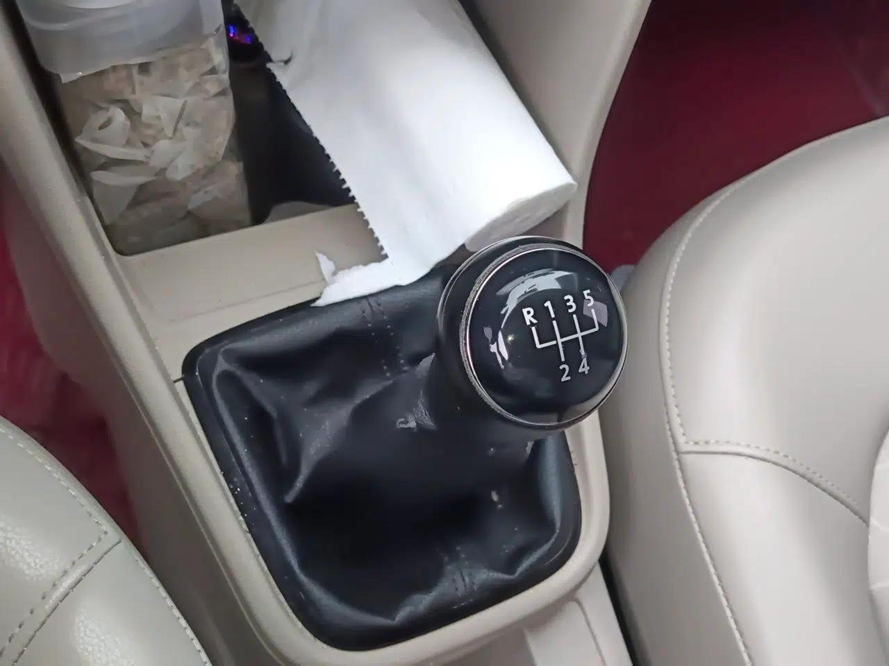 Volkswagen Santana 2013 1.6L Manual Comfort Edition — миниатюра 14