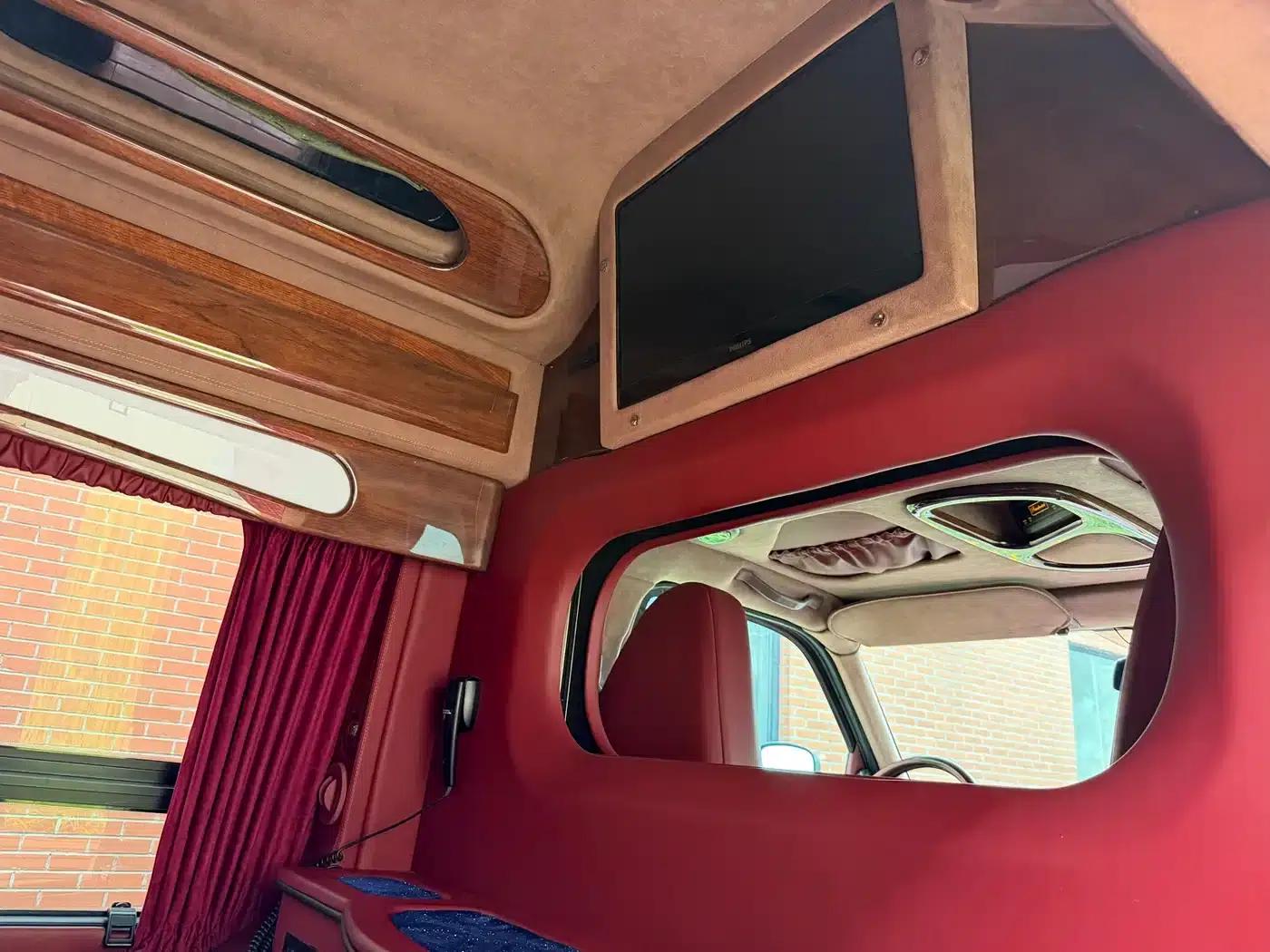 2011 SAVANA 6.0L Business Star 7-seater — миниатюра 16