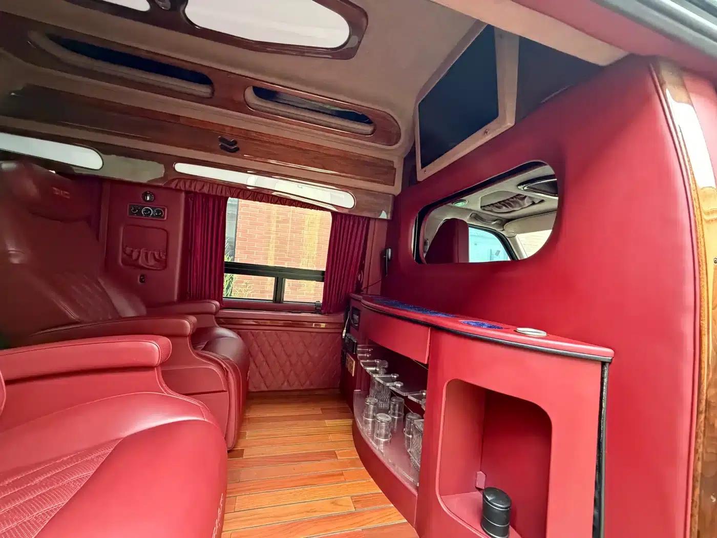 2011 SAVANA 6.0L Business Star 7-seater — миниатюра 18