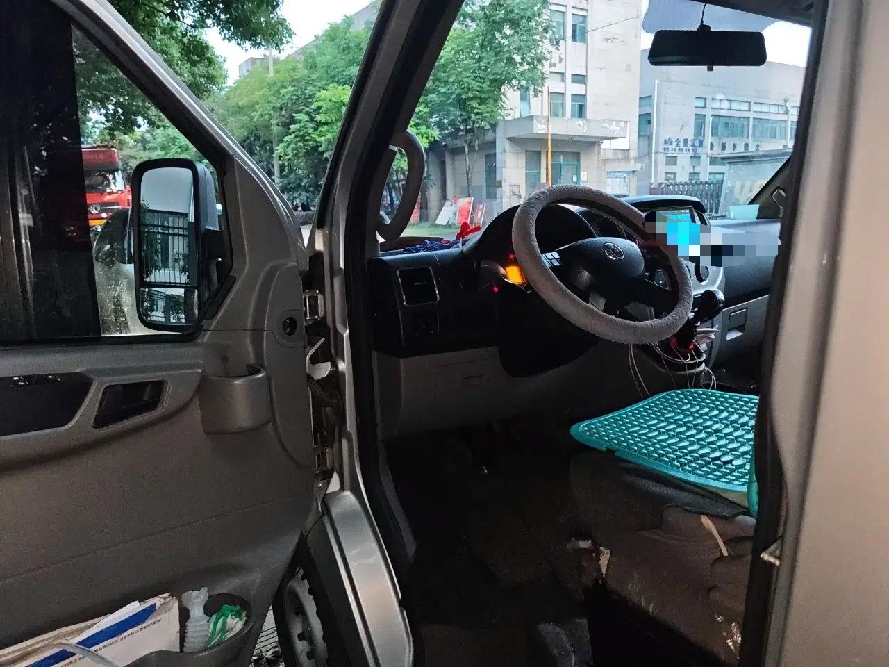 Dongfeng Yufeng 2021 2.5T V9 Value-Added Logistics Vehicle Short Wheelbase Mid-Roof Design 5-9 Seater China V Emission Standard ZD25 — миниатюра 16