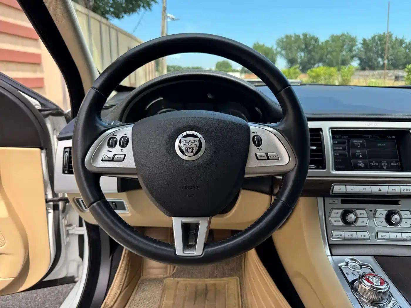 2013 Jaguar XF 2.0T Luxury Edition — миниатюра 10