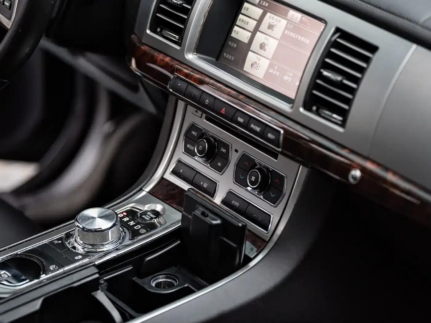 2012 Jaguar XF 3.0L V6 Elegance Edition — миниатюра 9