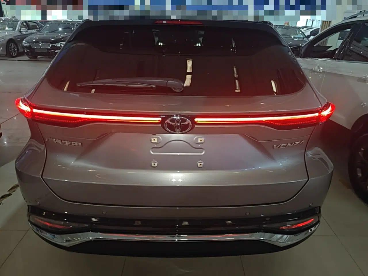 Toyota Venza 2022 2.0L CVT Two-Wheel Drive Prestige Edition — миниатюра 5