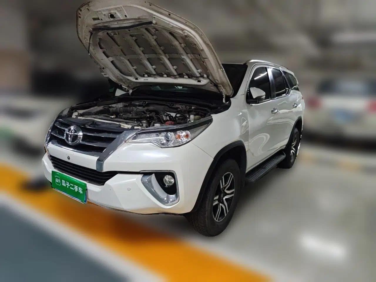 Toyota Fortuner Toyota Fortuner 2019, 2.7-liter engine, seven-seater, no sunroof, white, parallel import. — миниатюра 1