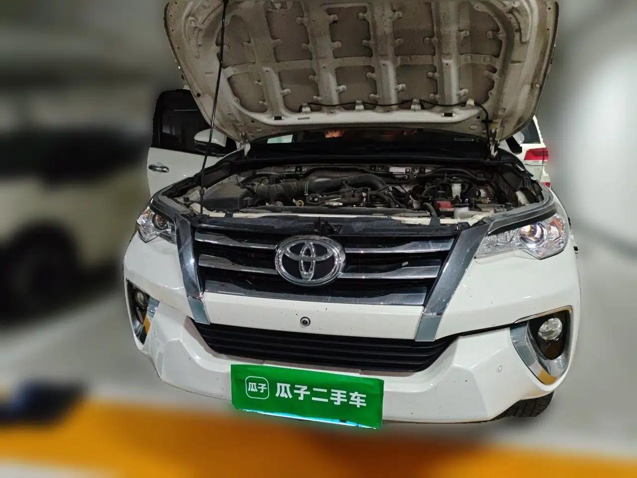 Toyota Fortuner Toyota Fortuner 2019, 2.7-liter engine, seven-seater, no sunroof, white, parallel import. — миниатюра 2