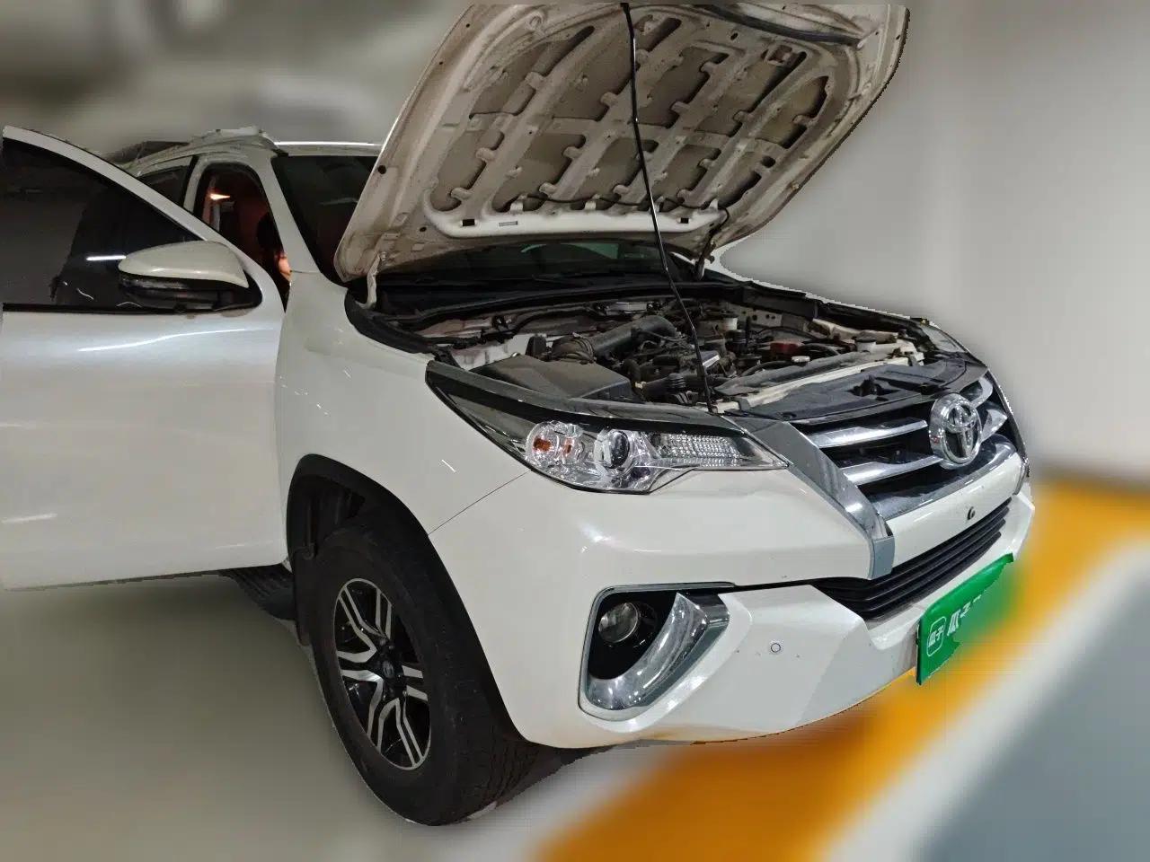 Toyota Fortuner Toyota Fortuner 2019, 2.7-liter engine, seven-seater, no sunroof, white, parallel import. — миниатюра 3