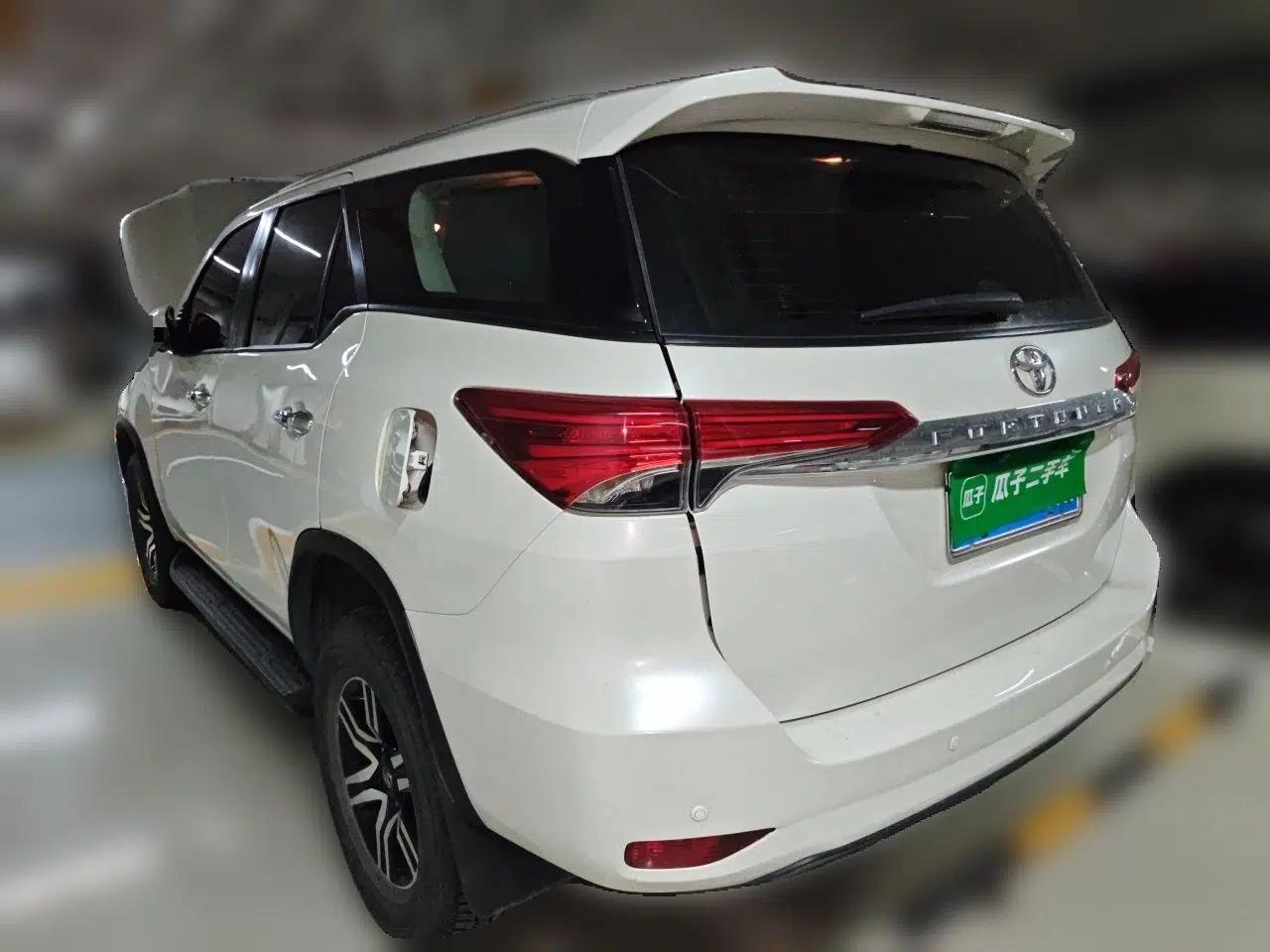 Toyota Fortuner Toyota Fortuner 2019, 2.7-liter engine, seven-seater, no sunroof, white, parallel import. — миниатюра 4