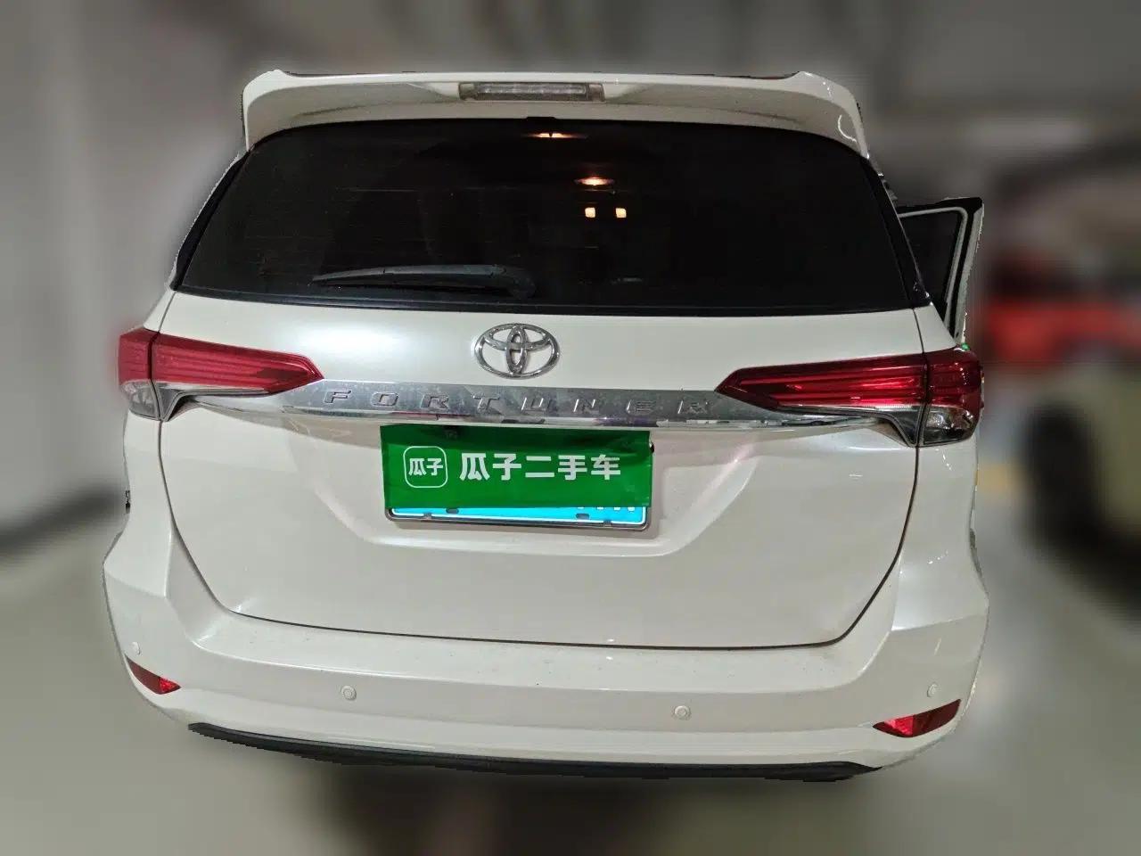 Toyota Fortuner Toyota Fortuner 2019, 2.7-liter engine, seven-seater, no sunroof, white, parallel import. — миниатюра 5