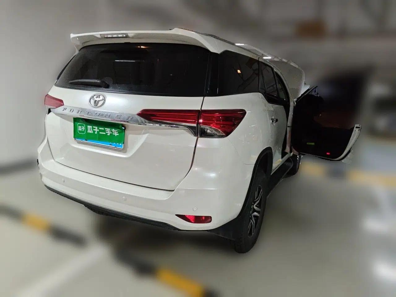 Toyota Fortuner Toyota Fortuner 2019, 2.7-liter engine, seven-seater, no sunroof, white, parallel import. — миниатюра 6
