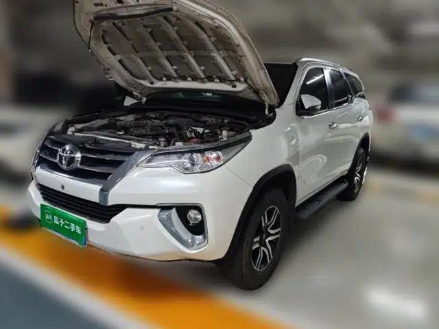 Toyota Fortuner Toyota Fortuner 2019, 2.7-liter engine, seven-seater, no sunroof, white, parallel import.