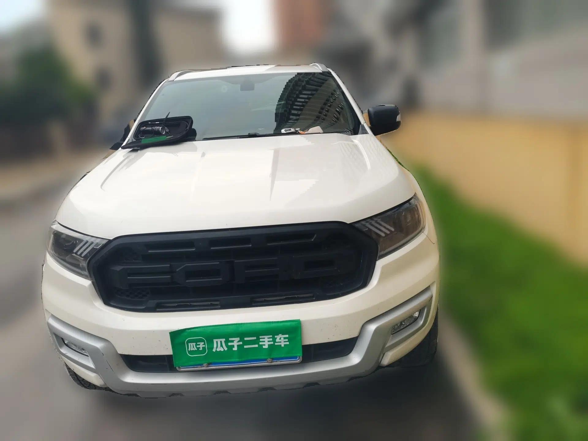 Ford Everest 2017 2.0T Gasoline Automatic 4x4 Luxury Edition 5 Seats — миниатюра 2