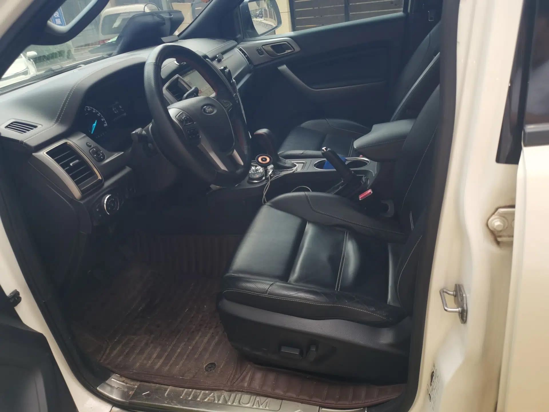 Ford Everest 2017 2.0T Gasoline Automatic 4x4 Luxury Edition 5 Seats — миниатюра 15