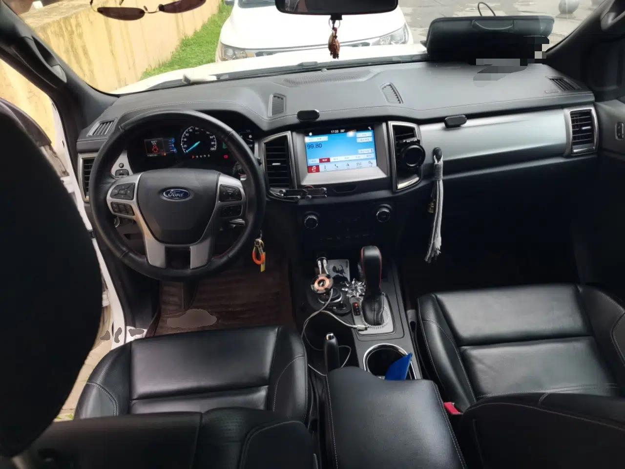 Ford Everest 2017 2.0T Gasoline Automatic 4x4 Luxury Edition 5 Seats — миниатюра 9