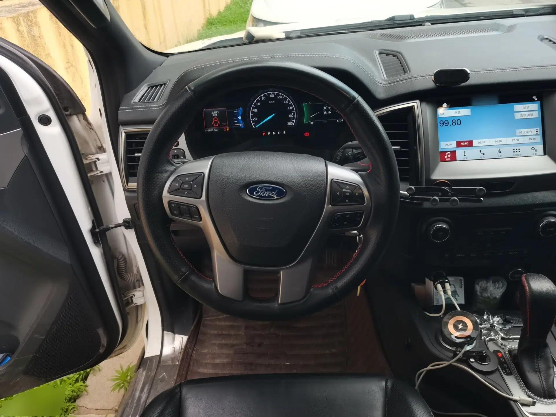 Ford Everest 2017 2.0T Gasoline Automatic 4x4 Luxury Edition 5 Seats — миниатюра 10