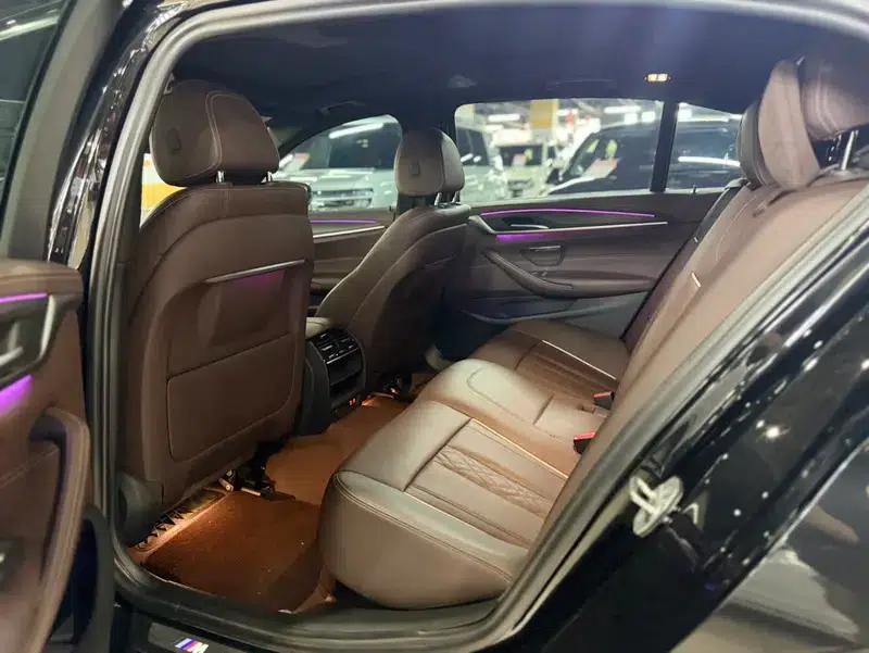 2022 BMW 5 Series 530Li Leading Edition M Sport Package — миниатюра 13