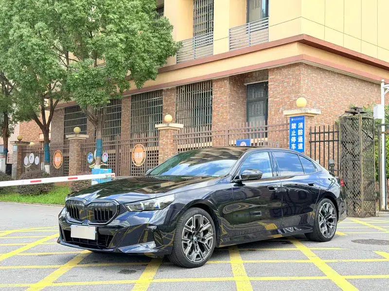 2025 BMW 5 Series Facelift 530Li Luxury M Sport Package — миниатюра 1