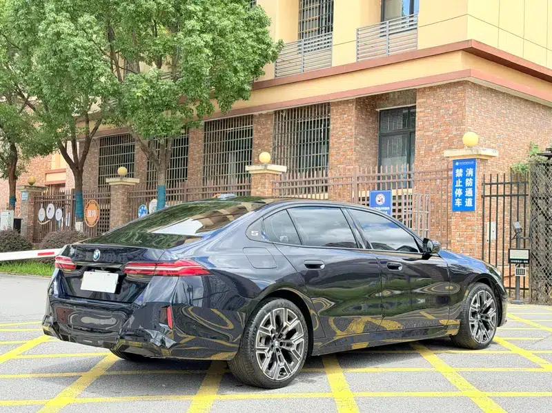 2025 BMW 5 Series Facelift 530Li Luxury M Sport Package — миниатюра 6