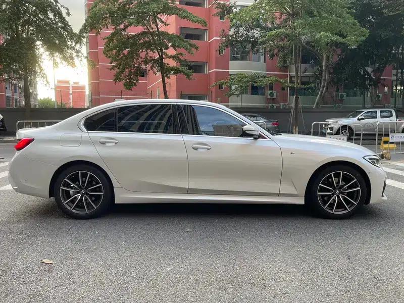 2020 BMW 3 Series 325Li M Sport Package — миниатюра 8