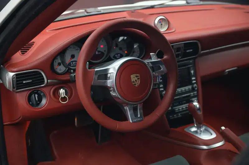 2010 Porsche 911 Turbo S 3.8T — миниатюра 29