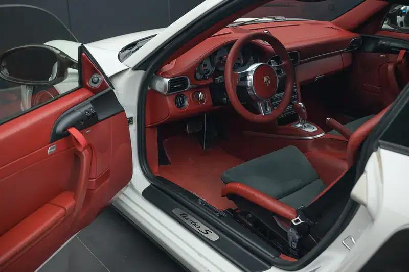 2010 Porsche 911 Turbo S 3.8T — миниатюра 31