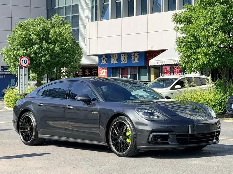 2017 Panamera E-Hybrid, Panamera 4 E-Hybrid Executive Long Wheelbase 2.9T — миниатюра 3