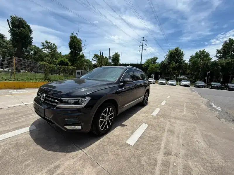 Tiguan L 2018 330TSI Automatic 2WD Comfort Edition — миниатюра 1